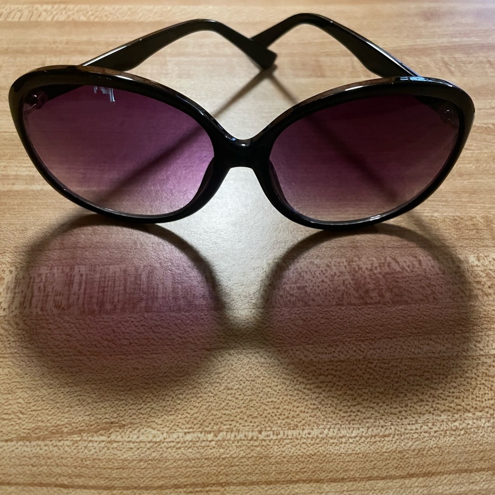 Vince Camuto Black and Purple Sunglasses
